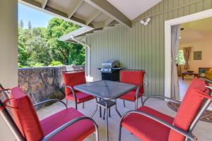 Area soggiorno di Bright Haiku Studio Patio and Rainforest View