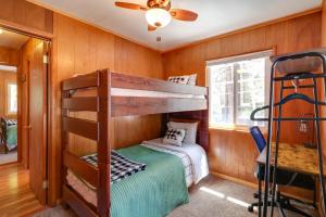 Litera en habitación con paredes de madera en Wrightwood Cabin about 4 Mi to Mtn High Resort! en Wrightwood