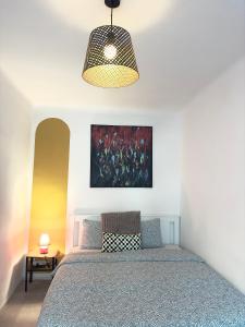 um quarto com uma cama e um quadro na parede em Charming 3 Bedrooms Near Vienna Central Station Apartment em Viena
