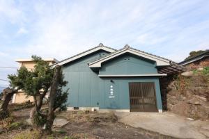 een blauw huis met een deur en een boom bij iko terrace - Vacation STAY 03308v in Kagoshima