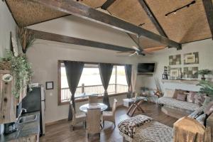 een woonkamer met een plafondventilator en een tafel bij Tree House Bungalow @ Bergheim Ranch in Bergheim