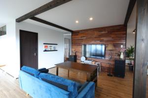 鹿兒島的住宿－iko terrace - Vacation STAY 03195v，客厅配有蓝色的沙发和桌子