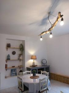 a dining room with a table and chairs at Balade sur le port in Dinan