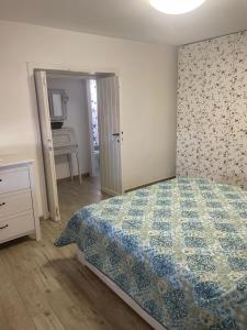 1 dormitorio con 1 cama, vestidor y piano en Villa sul mare, en Lido dei Pini