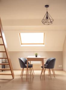 a dining room with a table and chairs at ++++ CENTRAL COSY DUPLEX ++++ A 5 MIN DES REMPARTS ET 12 MIN DE PLACE DALTON A PIEDS in Boulogne-sur-Mer