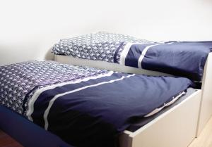 dos camas con sábanas azules y blancas. en ++++ CENTRAL COSY DUPLEX ++++ A 5 MIN DES REMPARTS ET 12 MIN DE PLACE DALTON A PIEDS, en Boulogne-sur-Mer 16 fotos más