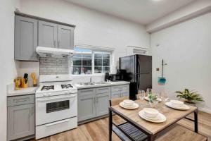 een keuken met witte apparatuur en een houten tafel bij Downtown Pomona Private Studio with Private Access in Pomona