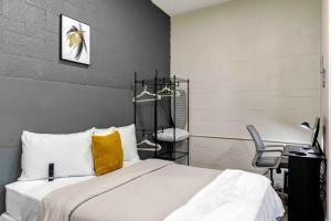 een slaapkamer met een bed, een bureau en een stoel bij Downtown Pomona Private Studio with Private Access in Pomona