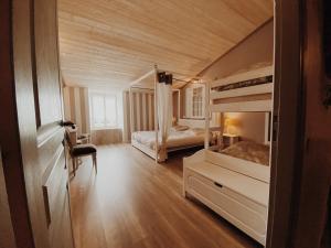 - une chambre avec 2 lits superposés et une chaise dans l'établissement Gite de Saint Florent - Piscine & Spa, à La Charrière