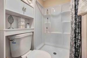 een witte badkamer met een toilet en een douche bij Downtown Pomona Private Studio with Private Access in Pomona