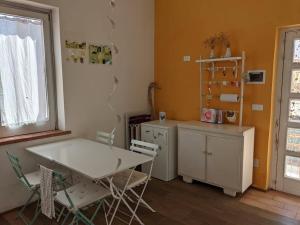 - une cuisine avec une table, un bureau et des chaises dans l'établissement Camera a Sud - Lake Lesina, à Lesina