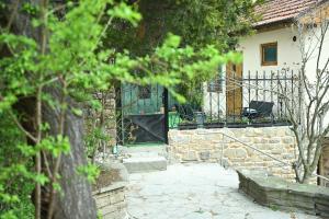 a house with a green door and a stone walkway at Апартамент в топ центъра на Велико Търново in Veliko Tŭrnovo