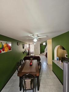 a living room with a table and a couch at Sensity Home Casa Novedosa Céntrica y Linda in Tehuacán