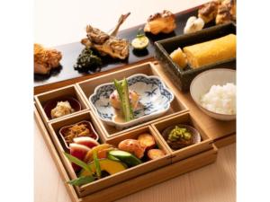 una bandeja de comida con sushi y otros alimentos en THE JUNEI HOTEL KYOTO - Vacation STAY 14465v, en Kioto