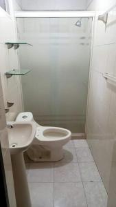 La salle de bains est pourvue d'une douche, de toilettes et d'un lavabo. dans l'établissement Apartamento Las Flores Mérida, à Mérida