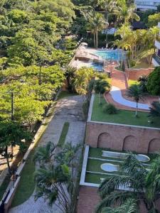 Vaizdas į baseiną apgyvendinimo įstaigoje Apartamento Sorocotuba Guaruja arba netoliese