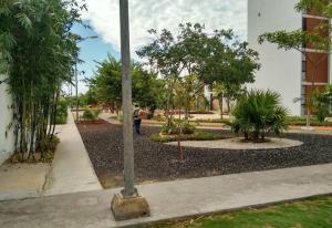 un pôle au milieu d'un parc arboré dans l'établissement Apartamento Las Flores Mérida, à Mérida