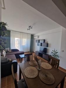 A seating area at Cosy Spacious Apartment with Parking, Wi-Fi, Smart-TV Netflix