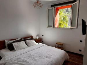 1 dormitorio con cama y ventana en Casa de campo con piscina en Las Palmas de Gran Canaria