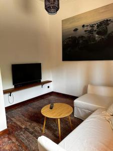 sala de estar con sofá y mesa en Casa de campo con piscina en Las Palmas de Gran Canaria