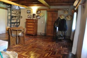 Pokój z drewnianą podłogą i drewnianymi drzwiami w obiekcie Valle Dorado Lodge w Cuzco