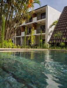 a swimming pool in front of a building at Hotel Pinar Dorado By Hotel Gran Jimenoa in Jarabacoa