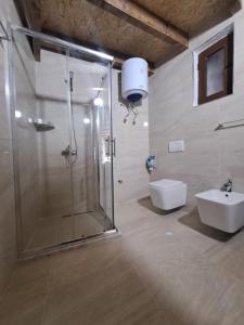 Koupelna v ubytování Hotel Demaj
