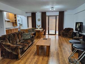 a living room with a couch and a table at Mega Residence in Târgovişte