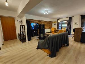 a living room with a couch and a tv at Mega Residence in Târgovişte