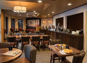 a restaurant with tables and chairs and a bar at Best Western Premier Helena Great Northern Hotel in Helena