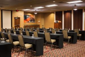 una sala conferenze con file di tavoli e sedie di Best Western Premier Helena Great Northern Hotel a Helena