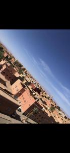 een uitzicht over een stad met gebouwen en een blauwe lucht bij Appartement lumineux et spacieux en plein centre ville in Ouarzazate