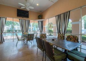 una sala de estar con una mesa y sillas en Legacy Villa 1503, en Gulfport