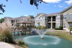 una fuente en un estanque frente a condominios en Legacy Villa 1503, en Gulfport