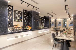 een restaurant met een lange tafel en stoelen bij فندق ساس - SAS Hotel in Hafr Al Baten