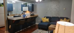 Una cocina y una sala de estar con un sofá azul. en Oak Shores 157, en Biloxi