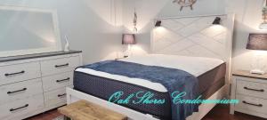 Un dormitorio pequeño con una cama y una cómoda. en Oak Shores 157, en Biloxi 33 fotos más