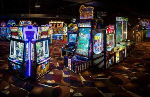 un montón de máquinas de videojuegos en una habitación en Oak Shores 157, en Biloxi