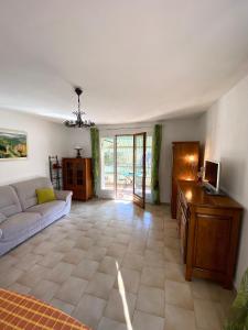 uma sala de estar com um sofá e uma mesa em T3 62m2 + terrasse ensoleillée Toulon em Toulon