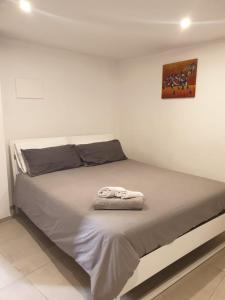 a bed with two towels on it in a bedroom at Le segrete in Sannicandro di Bari