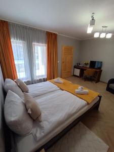 - une chambre avec un grand lit et 2 serviettes dans l'établissement Pokoje u Daniela, à Międzygórze