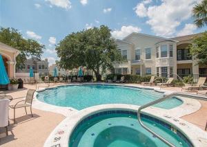Una gran piscina con sillas y una casa. en Legacy Villa 806, en Gulfport