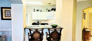 cocina con encimera y mesa con 2 sillas en Legacy Villa 806, en Gulfport