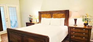 Un dormitorio con una cama grande con cabecero de madera. en Legacy Villa 806, en Gulfport 38 fotos más