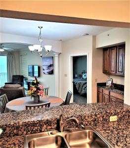 una cucina e un soggiorno con lavandino e tavolo di Legacy Tower Two 602 a Gulfport