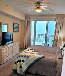 una camera da letto con un letto e una TV a schermo piatto di Legacy Tower Two 602 a Gulfport Altre 13 foto