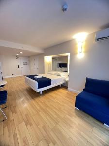 バトゥミにあるOrbi City HOTELの広いベッドルーム(ベッド1台、ソファ付)