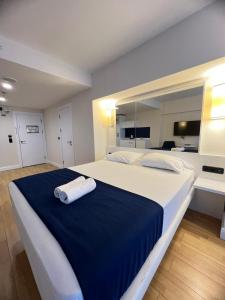 - une chambre avec un grand lit et une serviette dans l'établissement Orbi City HOTEL, à Batoumi