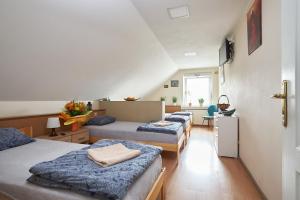 pokój z czterema łóżkami z rzędu w obiekcie Apartamenty P7 Dzierżoniów w mieście Dzierżoniów