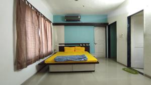 Кровать или кровати в номере 3BHK Fully Furnished Flat Mid of City Nashik